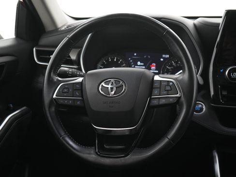 Used 2020 Toyota Highlander XLE AWD/4WD image 18