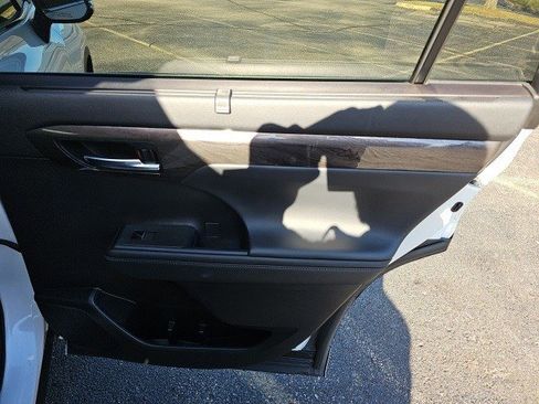 Used 2023 Toyota Highlander Platinum image 17