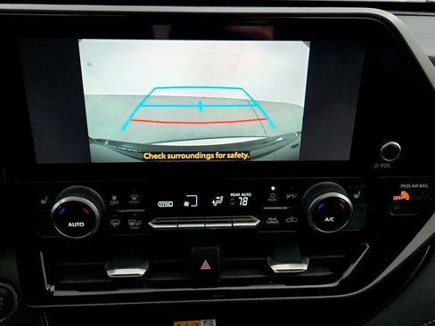 Used 2023 Toyota Highlander XLE AWD/4WD image 33