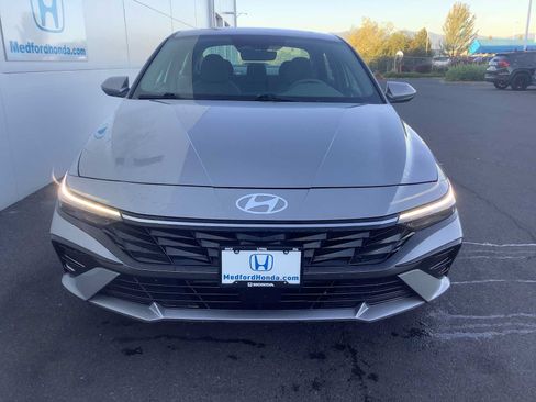 Used 2025 Hyundai Elantra SEL FWD image 9