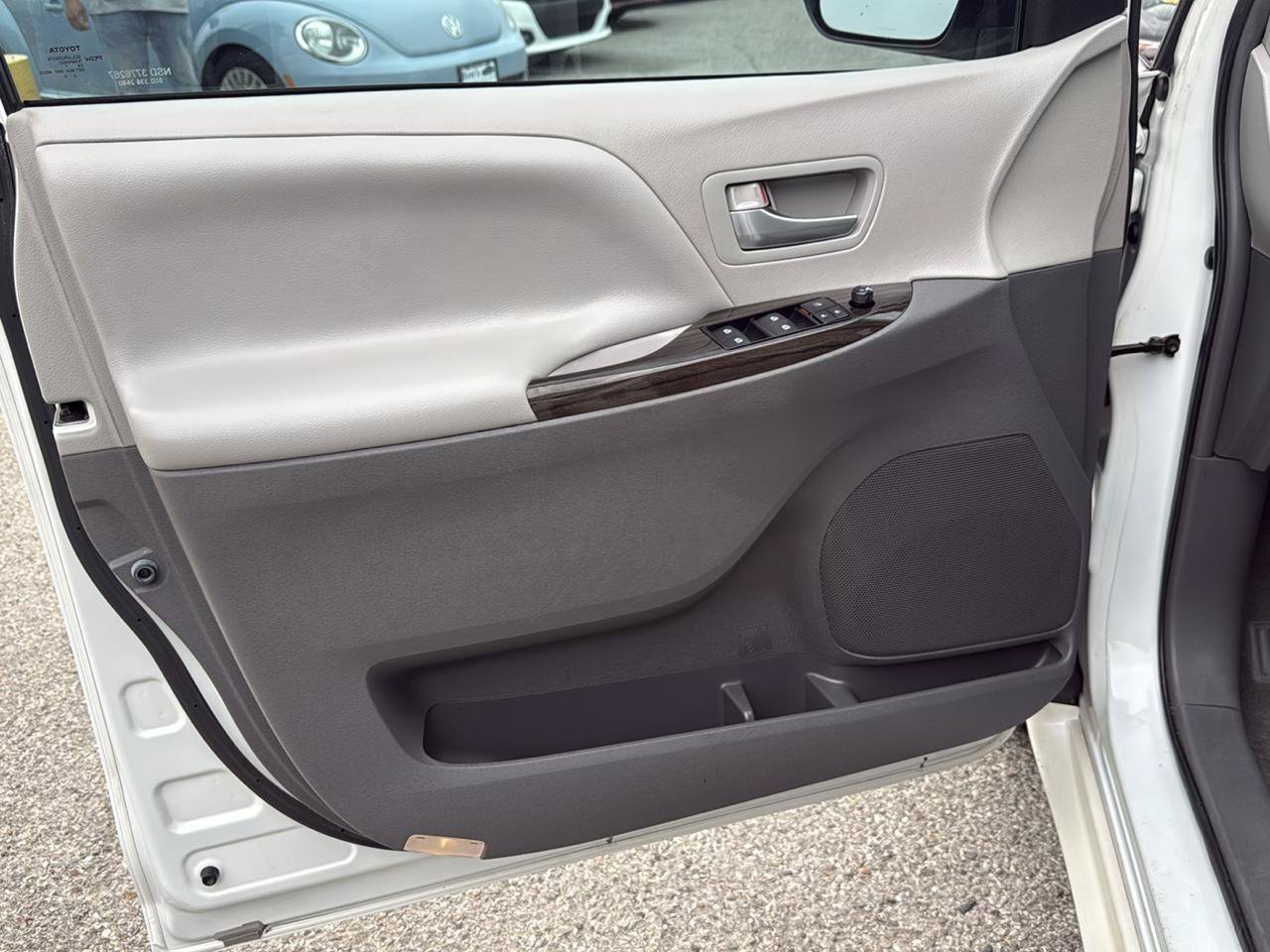 Used 2017 Toyota Sienna XLE w/ XLE Navigation Package FWD image 17