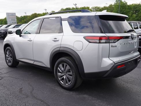 Used 2025 Nissan Pathfinder SV AWD/4WD image 10