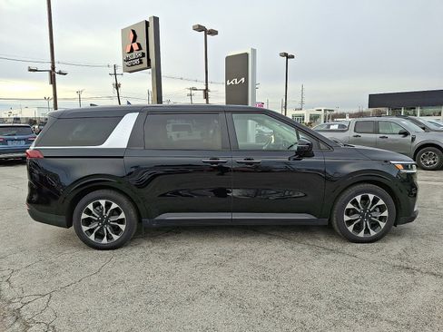 Used 2022 Kia Carnival EX image 8