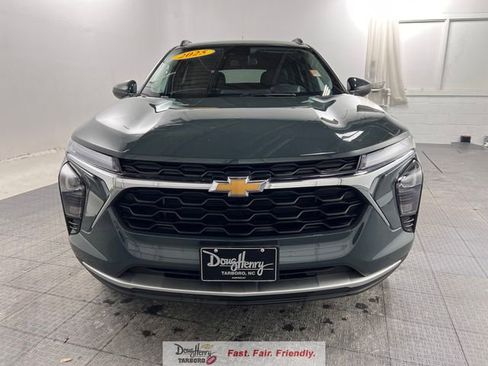 Used 2025 Chevrolet Trax LT FWD image 2