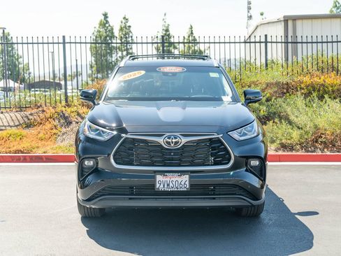 Certified 2025 Toyota Highlander Limited FWD image 2