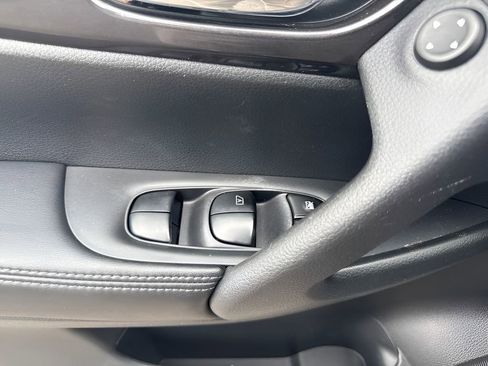 Used 2018 Nissan Rogue SV AWD/4WD image 26