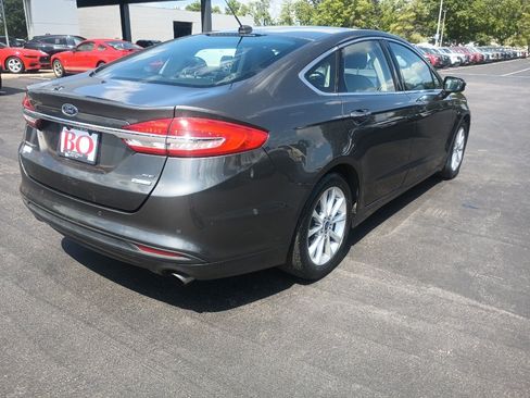 Used 2017 Ford Fusion SE w/ Fusion SE Technology Package FWD image 8