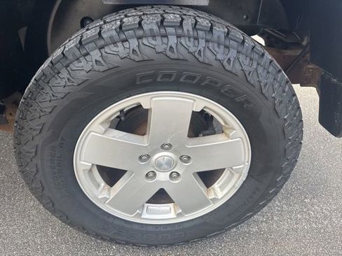 Used 2011 Jeep Wrangler Unlimited Sahara w/ Connectivity Group image 20