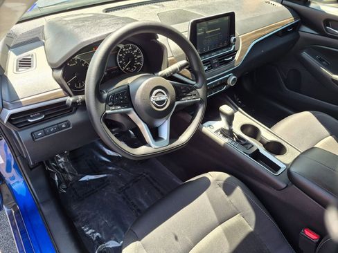 Used 2025 Nissan Altima 2.5 SV FWD image 11