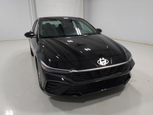 Used 2025 Hyundai Elantra SE image 14