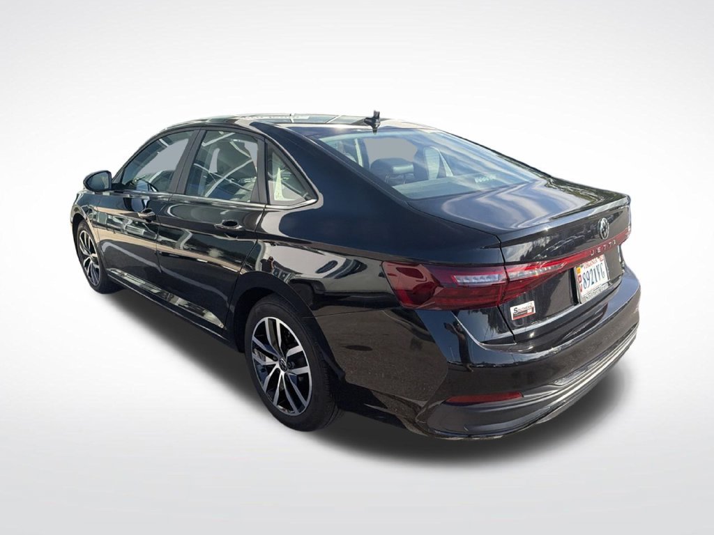 Used 2025 Volkswagen Jetta SE FWD image 4