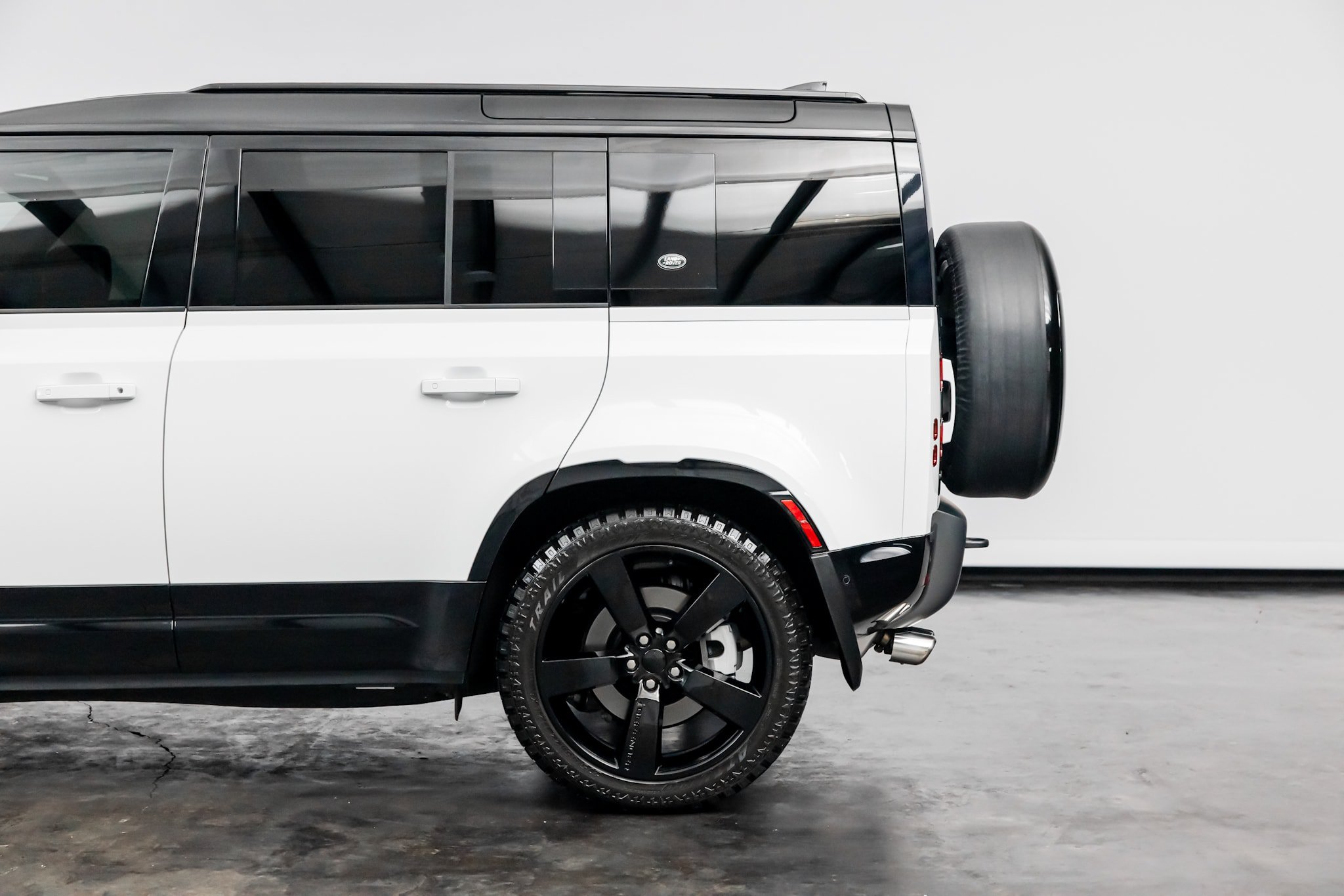 Used 2023 Land Rover Defender 110 X-Dynamic SE AWD/4WD image 13
