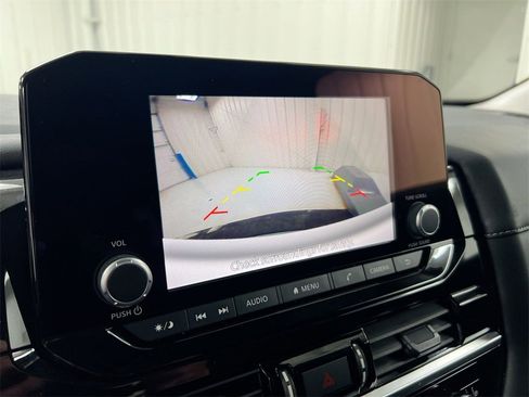 Used 2025 Nissan Pathfinder SV image 15