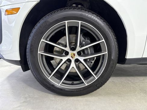 Certified 2025 Porsche Macan image 13