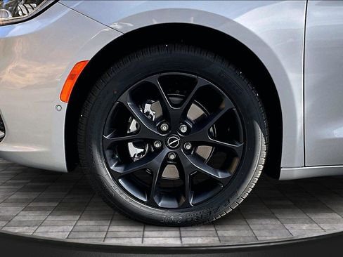 New 2026 Chrysler Pacifica Limited w/ S Appearance Package FWD image 11