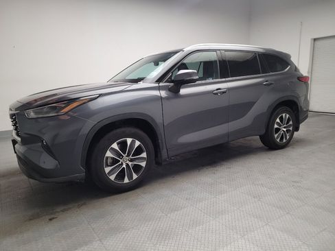 Used 2021 Toyota Highlander XLE AWD/4WD image 2