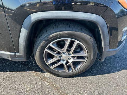 Used 2019 Jeep Compass Latitude FWD image 2