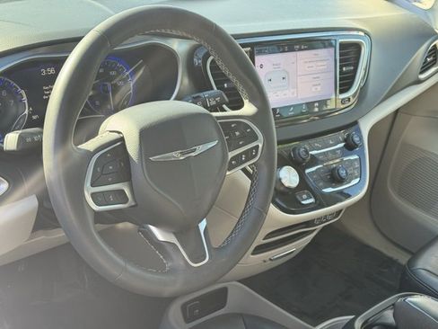 Used 2023 Chrysler Pacifica Touring-L image 18