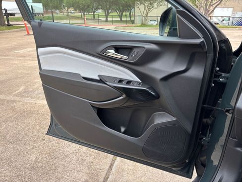 Used 2025 Chevrolet Trax LT image 18