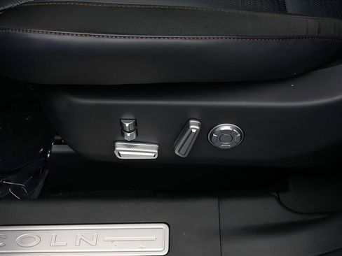 Used 2025 Lincoln Nautilus Reserve AWD/4WD image 16