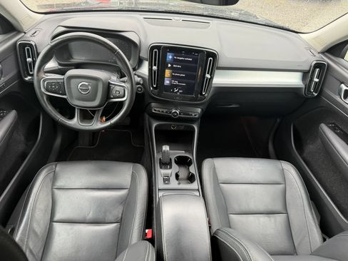 Used 2021 Volvo XC40 T4 Momentum FWD image 16