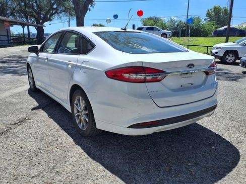 Used 2017 Ford Fusion SE w/ Fusion SE Technology Package FWD image 5