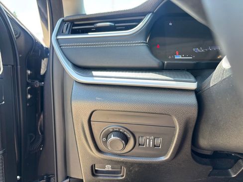 Used 2024 Jeep Grand Cherokee Laredo RWD image 19