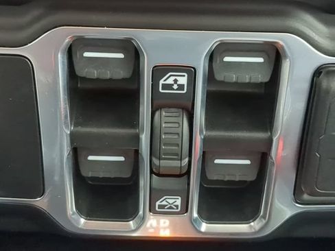 Used 2022 Jeep Wrangler Unlimited Sahara AWD/4WD image 26