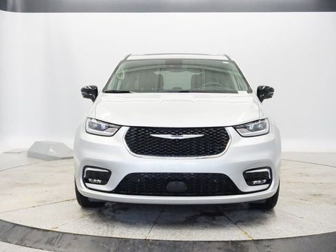 Used 2024 Chrysler Pacifica Limited AWD/4WD image 8