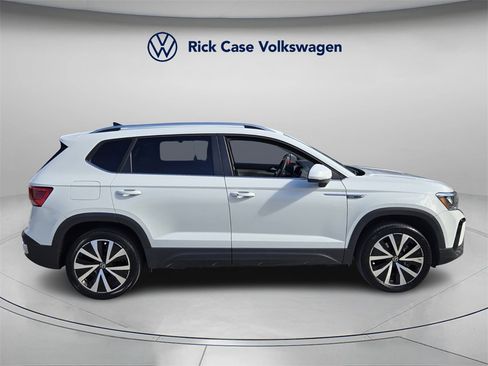 Certified 2024 Volkswagen Taos SE image 3