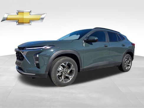 Certified 2025 Chevrolet Trax LT w/ LT Convenience Package image 2