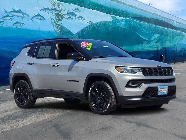 Used 2023 Jeep Compass Latitude AWD/4WD image 1