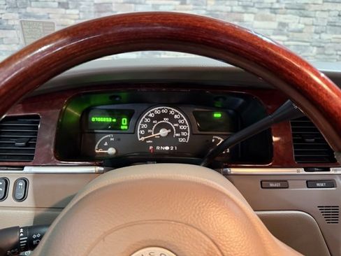 Used 2003 Lincoln Town Car Signature image 14