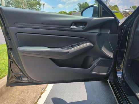 Used 2025 Nissan Altima 2.5 SV FWD image 11