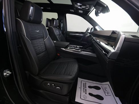 Used 2025 Cadillac Escalade V w/ LPO, ONYX Package image 12