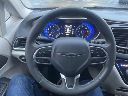 Used 2022 Chrysler Voyager LX image 30