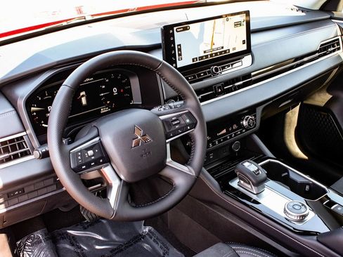 New 2025 Mitsubishi Outlander SE image 15