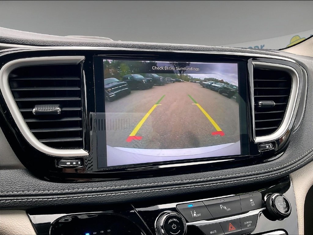 Used 2024 Chrysler Pacifica Limited FWD image 19