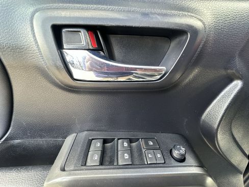 Used 2020 Toyota Tacoma SR5 image 15