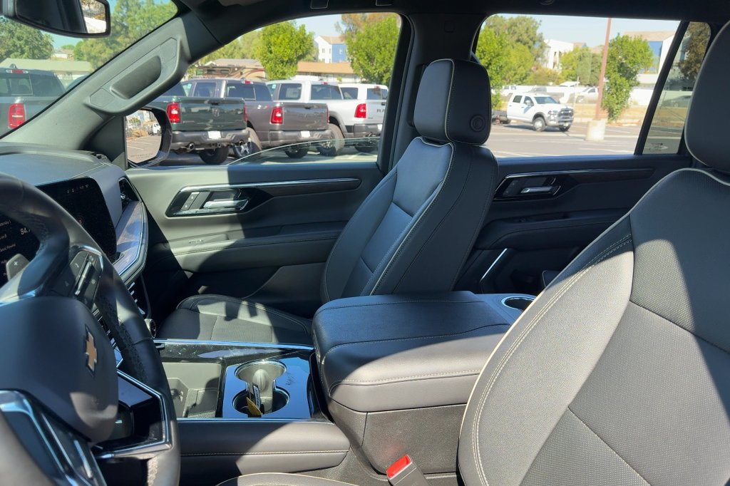 Used 2026 Chevrolet Suburban Premier AWD/4WD image 11