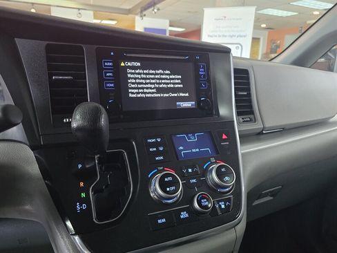 Used 2015 Toyota Sienna LE FWD image 25