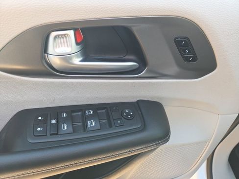 Used 2024 Chrysler Pacifica Touring-L image 22