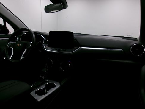 Used 2025 Chevrolet Blazer LT image 3