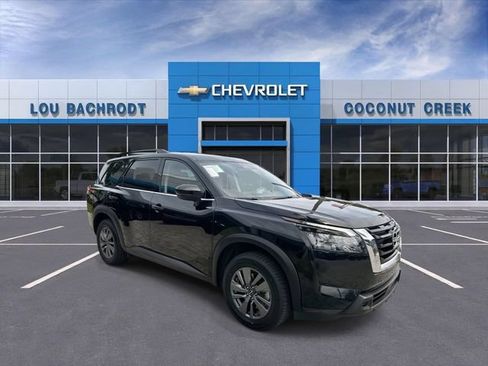 Used 2025 Nissan Pathfinder SV FWD image 2