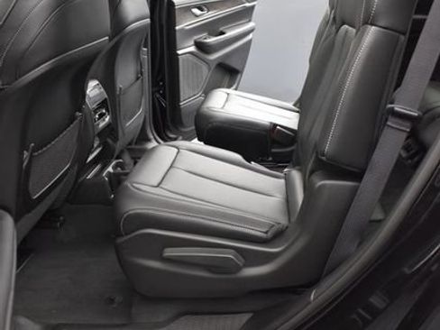 Used 2025 Jeep Grand Cherokee L Limited AWD/4WD image 10