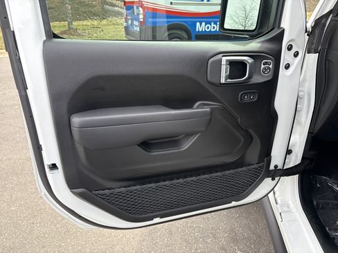 Certified 2025 Jeep Gladiator Sport image 16