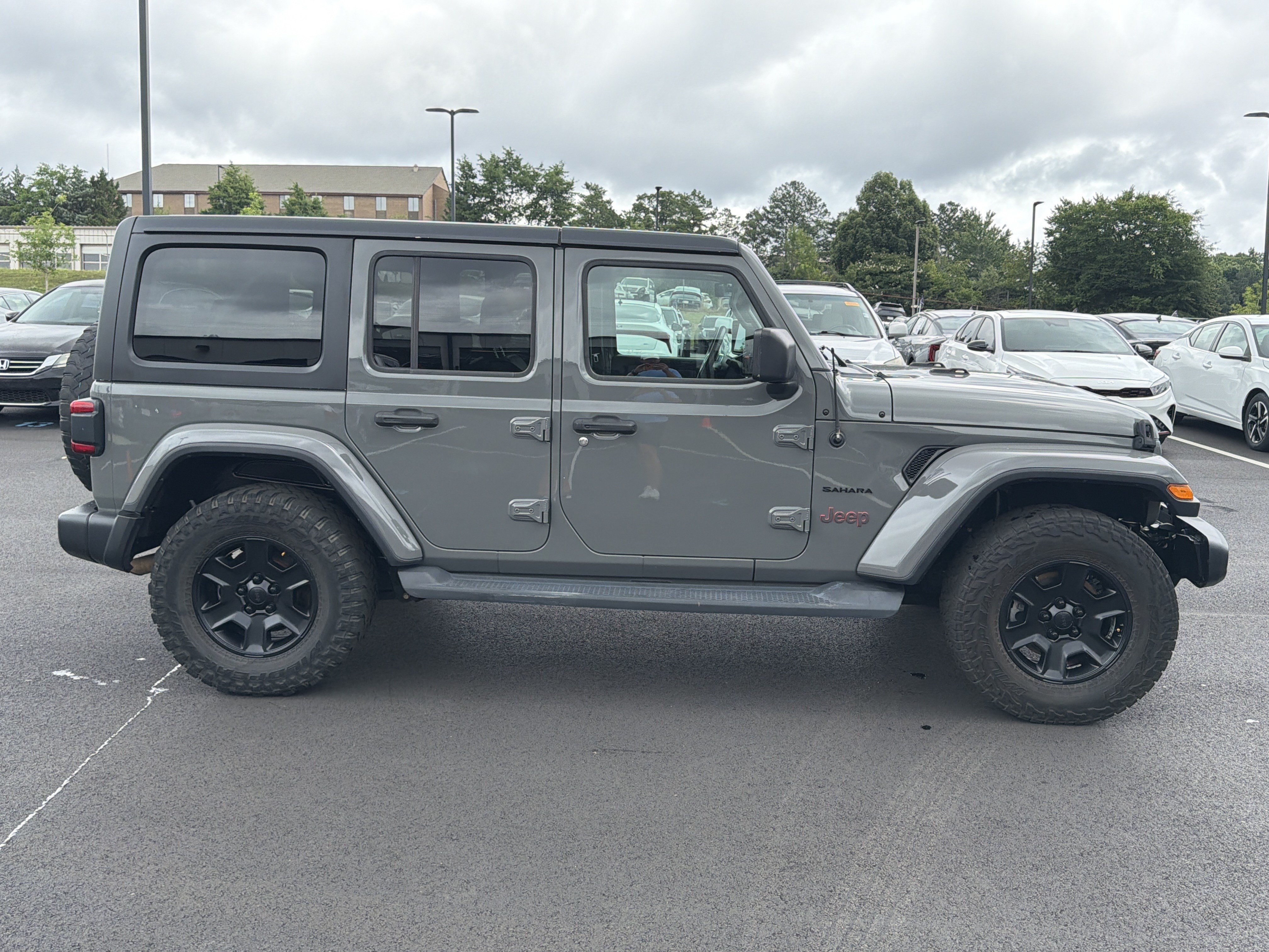 Used 2018 Jeep Wrangler Unlimited Sahara AWD/4WD image 8