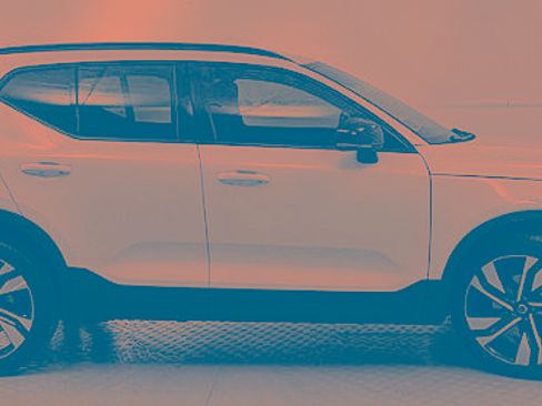 Used 2023 Volvo XC40 B5 Ultimate w/ Climate Package image 2