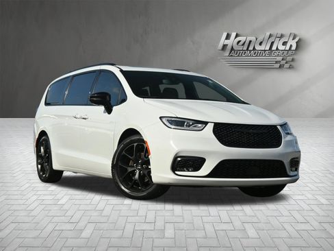 Used 2024 Chrysler Pacifica Limited w/ S Appearance Package FWD image 2