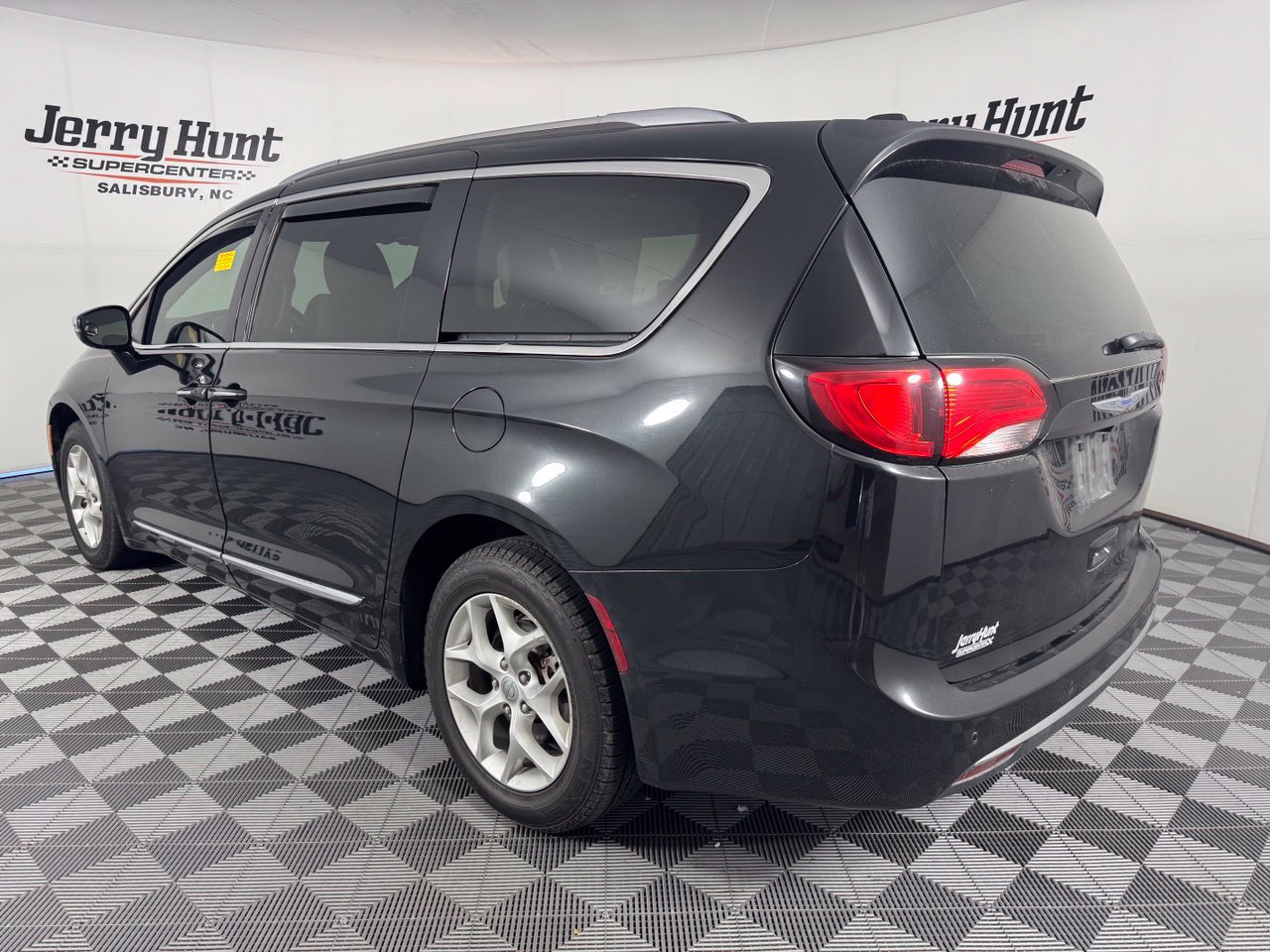 Used 2020 Chrysler Pacifica Limited FWD image 9